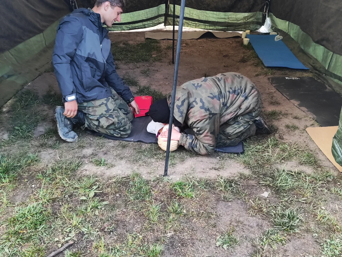Ćwiczenie terenowe z poszkodowanym podczas szkolenia